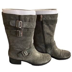 Marc Fisher Arianna Gray Suede Moto Boots 9.5 • Triple Buckle 🔥 Rugged Chic